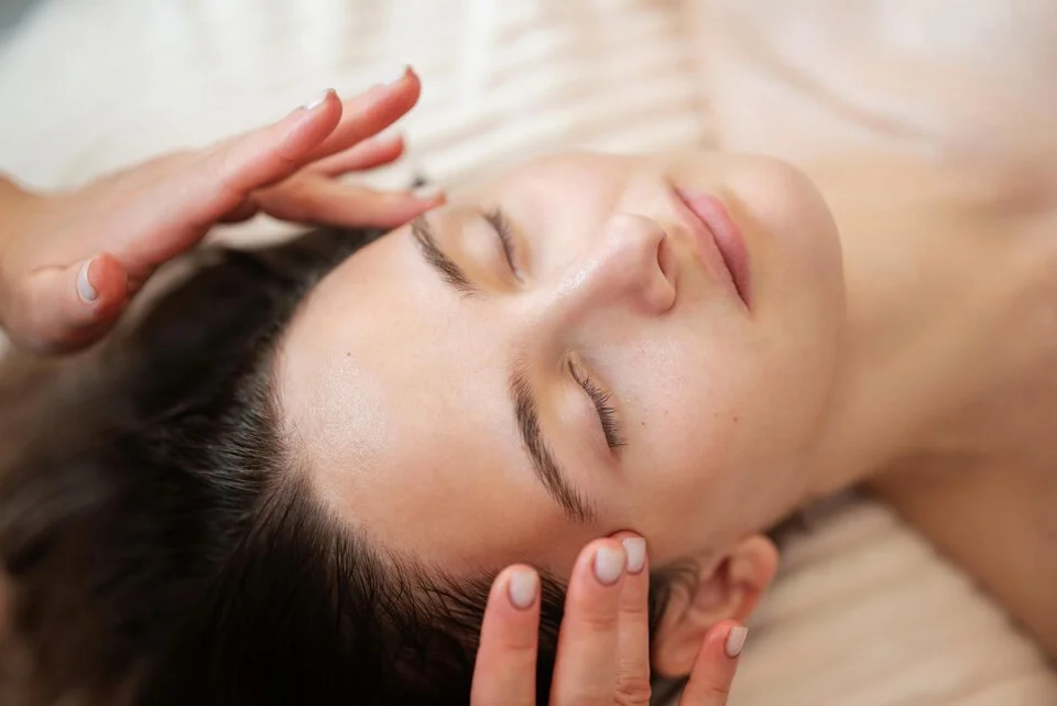 [fpdl.in]_close-up-face-girl-client-getting-relaxation-treating-facial-massage_123211-6748_large